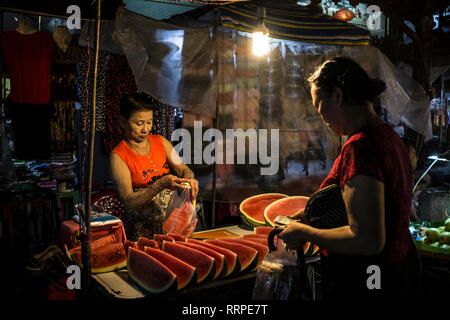 Yangon, Myanmar - 19 septembre 2016 : Vendeur de pastèque au centre-ville de Yangon Banque D'Images