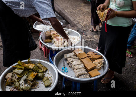 Yangon, Myanmar - 20 septembre 2016 Matin : marché de rue au centre-ville de Yangon Banque D'Images