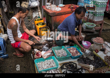 Yangon, Myanmar - 20 septembre 2016 : les marchands à un marché de rue dans le centre-ville de Yangon Banque D'Images