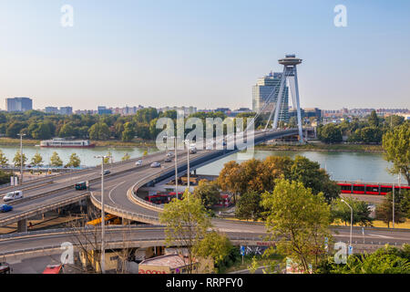 Matin la circulation sur le pont de SNP dans le centre de Bratislava, capitale de la République slovaque Banque D'Images