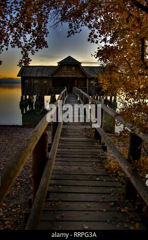 Un hangar à bateaux en bois avec menant au lac, billet d'ammersee bavaria Banque D'Images