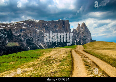 Alp chemin de montagne avec une vue formidable sur l'alp-senneur alm Banque D'Images