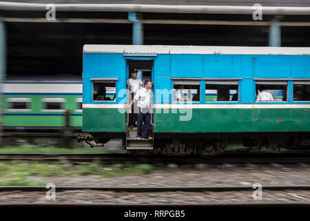 Yangon, Myanmar - 20 septembre 2016 : Train arrivant en gare de Yangon Banque D'Images