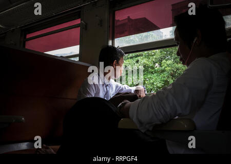 Yangon, Myanmar - 20 septembre 2016 : école des garçons équitation Yangon's train circulaire Banque D'Images