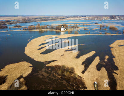 Photo aérienne de l'Église l'Intercession sur la Nerl rivière en crue du printemps. L'église russe. Banque D'Images