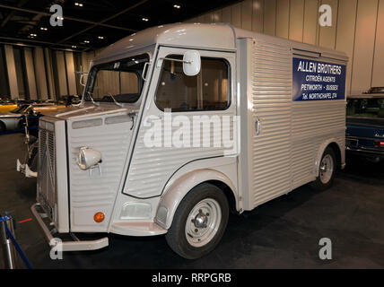 Les trois-quarts Vue de face d'un 1965, Citroën HY Modèle H-Van, à l'affiche dans l'enclos de la London 2019 Classic Car Show Banque D'Images