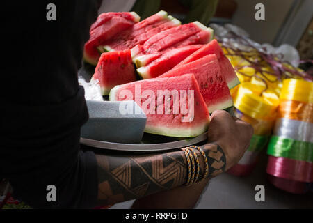 Yangon, Myanmar - 20 septembre 2016 : Vendeur de pastèque, des promenades en train circulaire de Yangon Banque D'Images