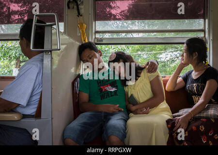 Yangon, Myanmar - 20 septembre 2016 : couple sur le train circulaire de Yangon Banque D'Images