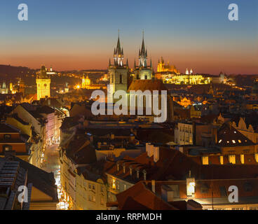 Prague - la ville avec l'église de Notre-Dame de Týn et le château avec la cathédrale en arrière-plan au crépuscule. Banque D'Images
