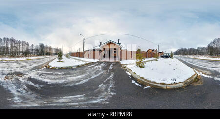 Vue panoramique à 360° de Minsk, Belarus - Décembre 2017 : panorama 360 degrés angle view près de la porte de maison de vacances en bois en hiver jour nuageux en image équirectangulaire pro