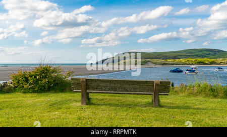 Parrog, Pembrokeshire, Dyfed, Wales, UK - 21 mai 2017 : Audience à la côte avec vue sur quelques bateaux Banque D'Images