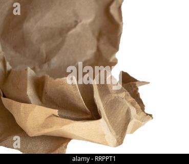 Papier d'emballage brun froissé et la texture, clipping, isolé sur fond blanc. Banque D'Images