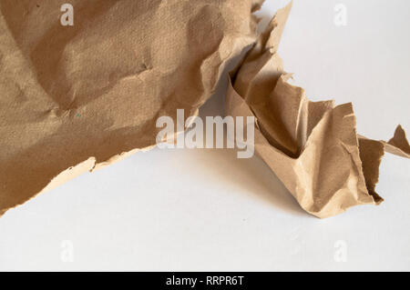 Papier d'emballage brun froissé et la texture, clipping, isolé sur fond blanc. Banque D'Images