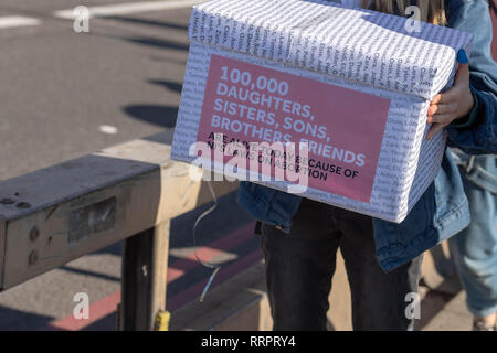 Londres, Royaume-Uni. 26 Février, 2019. Un soutien à la dépénalisation de l'avortement mars en Irlande du Nord a eu lieu aujourd'hui, y compris en remettant une pétition à l'Irlande du Nord. La marche a été soutenu par les députés du parti et deux acteurs de Derry, Filles Nocola Coughlan et Siobhan McSweeney Credit Ian Davidson/Alamy Live News Banque D'Images