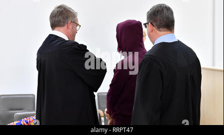 Gera, Allemagne. Feb 26, 2019. Le défendeur avec des menottes est sur le point d'entamer des négociations dans un présumé meurtrier d'un étudiant chinois entre ses défenseurs Andreas Wiese (l) et Peter Tuppat (r) dans la salle d'audience du tribunal régional. La DA est l'accusant de meurtre hors de l'avidité. C'est ce qu'on appelle la procédure de sécurité. Cela concerne le placement permanent de l'accusé dans un hôpital psychiatrique. Crédit : Martin Schutt/dpa-Zentralbild/dpa/Alamy Live News Banque D'Images