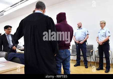 Gera, Allemagne. Feb 26, 2019. Le défendeur (M) est sur le point d'entamer des négociations dans un présumé meurtrier d'un étudiant chinois entre un interprète (l), ses défenseurs et le personnel judiciaire (r) dans la salle d'audience du tribunal régional. La DA est l'accusant de meurtre hors de l'avidité. C'est ce qu'on appelle la procédure de sécurité. Cela concerne le placement permanent de l'accusé dans un hôpital psychiatrique. Crédit : Martin Schutt/dpa-Zentralbild/dpa/Alamy Live News Banque D'Images