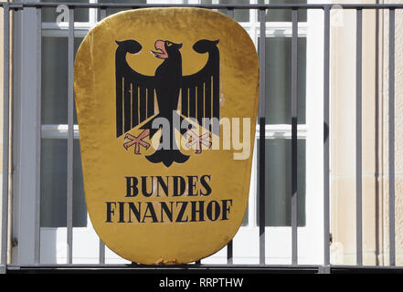 26 février 2019, Bavaria, Munich : un panneau avec l'inscription 'Bundesfinanzhof" peut être vu sur le Bundesfinanzhof. Après des années de procès, la plus haute juridiction financière allemande a refusé le statut non lucratif de l'ATTAC, qui est indispensable de la mondialisation, en raison de son activisme politique quotidien. Photo : Carsten Hoefer/dpa Banque D'Images