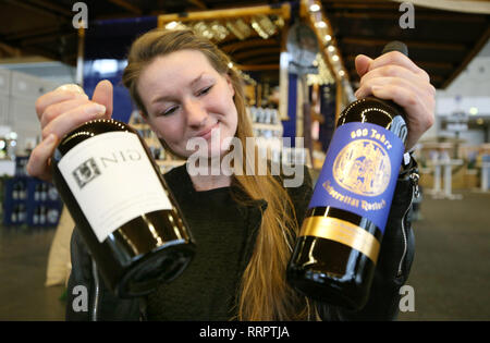 Rostock, Allemagne. Feb 26, 2019. Sabrina Kuhnke, employé d'Getränkeland Heidebrecht GmbH & Co. KG, présentera les boissons avec une étiquette anniversaire Getränkeeland au 11e salon de l'industrie et du commerce. À l'occasion des célébrations du 600ème anniversaire de l'université de Rostock, vin rouge, de gin et de s'accoupler avec un anniversaire spécial boissons label sera vendu. Credit : Danny Gohlke/dpa/Alamy Live News Banque D'Images