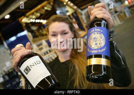 Rostock, Allemagne. Feb 26, 2019. Sabrina Kuhnke, employé d'Getränkeland Heidebrecht GmbH & Co. KG, présentera les boissons avec une étiquette anniversaire Getränkeeland au 11e salon de l'industrie et du commerce. À l'occasion des célébrations du 600ème anniversaire de l'université de Rostock, vin rouge, de gin et de s'accoupler avec un anniversaire spécial boissons label sera vendu. Credit : Danny Gohlke/dpa/Alamy Live News Banque D'Images