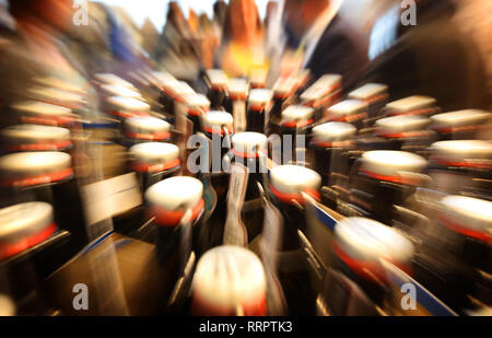 Rostock, Allemagne. Feb 26, 2019. Flacons avec bouchons swing sera exposée à la 11e foire commerciale des terres de boissons. Credit : Danny Gohlke/dpa/Alamy Live News Banque D'Images