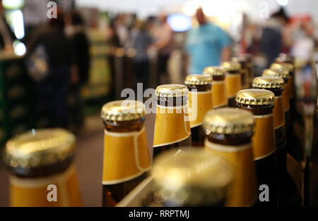 Rostock, Allemagne. Feb 26, 2019. Flacons avec bouchons de la Couronne sera exposée à la 11e foire commerciale des terres de boissons. Credit : Danny Gohlke/dpa/Alamy Live News Banque D'Images