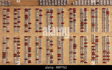 (190226) -- BEIJING, le 26 février 2019 (Xinhua) -- photo aérienne prise le 20 août 2018 montre de nouveaux wagons pour être transportés à Port Guoyuan à Chongqing, au sud-ouest de la Chine. China Development Bank (CDB), la plus grande institution de financement du développement, a étendu des billions de yuans de prêts à soutenir le développement de la ceinture économique de la rivière Yangtze. En décembre 2018, l'encours des prêts à 11 régions de niveau provincial le long de la courroie s'élève à 3,85 billions de yuans (environ 575 milliards de dollars), selon le CDB. Nouveaux yuans prêts à ces régions a atteint 304,5 milliards de yuans l'année dernière, un Banque D'Images