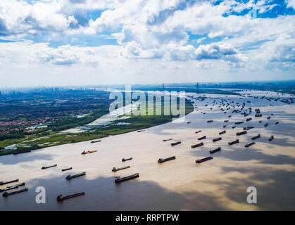 (190226) -- BEIJING, le 26 février 2019 (Xinhua) -- photo aérienne prise le 13 août 2018 affiche de la navigation sur le Yangtze River près de Yangluo Port dans Wuhan, capitale de la province du Hubei en Chine centrale. China Development Bank (CDB), la plus grande institution de financement du développement, a étendu des billions de yuans de prêts à soutenir le développement de la ceinture économique de la rivière Yangtze. En décembre 2018, l'encours des prêts à 11 régions de niveau provincial le long de la courroie s'élève à 3,85 billions de yuans (environ 575 milliards de dollars), selon le CDB. Nouveaux yuans prêts à ces régions a atteint Banque D'Images