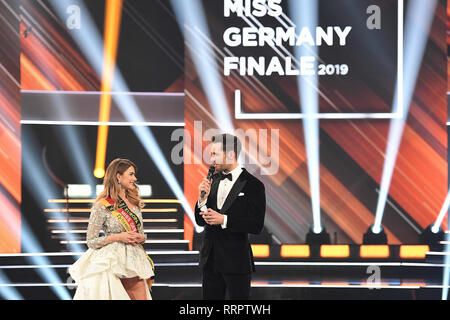 23 février 2019 - Nadine Berneis, 28 ans, agent de police, a battu 15 autres finalistes pour le titre de Miss Germany 2019, à la finale du concours de beauté organisé à l'Europa-Park, à Rust, le 23 février. Berneis, qui s'étaient qualifiés pour la finale de samedi en devenant Miss Baden-WÃ¼rttemberg en octobre dernier, est un agent de police affecté au centre-ville de Stuttgart et la cybercriminalité cas, qui est aussi un passionné de cyclisme et de formation de remise en forme. Le concours Miss France est l'Allemagne la plus contexte de beauté. Un jury de quatre membres, qui comprenait l'ancien ''loi-et-ordre fédéral'' parl Banque D'Images