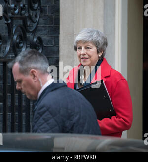 10 Downing Street, Londres, Royaume-Uni. 26 février 2019. PM Theresa peut quitte Downing Street après matin Réunion du Cabinet pour assister le Parlement à faire une déclaration au Brexit. Credit : Malcolm Park/Alamy Live News. Banque D'Images
