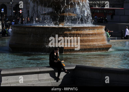 Londres, Royaume-Uni, 26 février 2019 Les personnes bénéficiant du soleil à Trafalgar Square sur la journée la plus chaude jamais enregistrée en février au Royaume-Uni Crédit : JOHNNY ARMSTEAD/Alamy Live News Banque D'Images