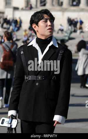 Londres, Royaume-Uni, 26 février 2019 Les personnes bénéficiant du soleil à Trafalgar Square sur la journée la plus chaude jamais enregistrée en février au Royaume-Uni Crédit : JOHNNY ARMSTEAD/Alamy Live News Banque D'Images