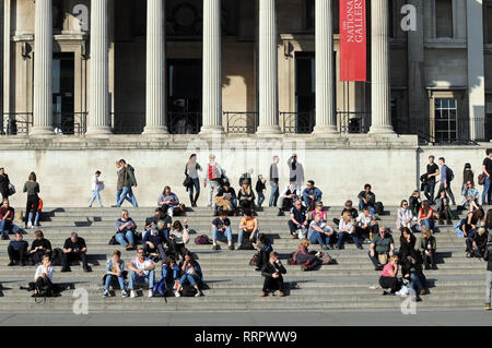 Londres, Royaume-Uni, 26 février 2019 Les personnes bénéficiant du soleil à Trafalgar Square sur la journée la plus chaude jamais enregistrée en février au Royaume-Uni Crédit : JOHNNY ARMSTEAD/Alamy Live News Banque D'Images