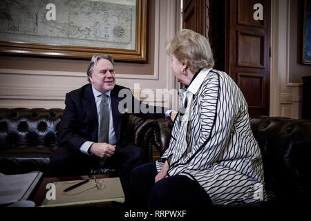 Athènes, Grèce. Feb 26, 2019. Le ministre des Affaires étrangères grec George Katrougalos (L) rencontre avec Jane Holl Lute, l'envoyé spécial des Nations unies pour Chypre, à Athènes, Grèce, le 26 février, 2019. Aucune déclaration n'est faite à la presse. Citant des sources diplomatiques, l'agence de presse nationale grecque AMNA a indiqué que Katrougalos a souligné 'position ferme de la Grèce pour la solution de la question chypriote sur la base des résolutions de l'ONU pour la réunification de l'île, une fin du régime inacceptable de garanties et le retrait des troupes d'occupation turques.' Credit : Marios Lolos/Xinhua/Alamy Live News Banque D'Images