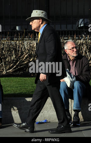 Londres, Royaume-Uni, 26 février 2019 Les personnes bénéficiant du soleil à Trafalgar Square sur la journée la plus chaude jamais enregistrée en février au Royaume-Uni Crédit : JOHNNY ARMSTEAD/Alamy Live News Banque D'Images