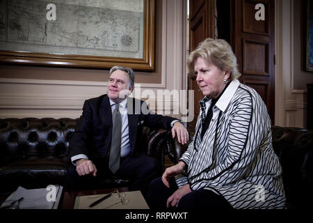 Athènes, Grèce. Feb 26, 2019. Le ministre des Affaires étrangères grec George Katrougalos (L) rencontre avec Jane Holl Lute, l'envoyé spécial des Nations unies pour Chypre, à Athènes, Grèce, le 26 février, 2019. Aucune déclaration n'est faite à la presse. Citant des sources diplomatiques, l'agence de presse nationale grecque AMNA a indiqué que Katrougalos a souligné 'position ferme de la Grèce pour la solution de la question chypriote sur la base des résolutions de l'ONU pour la réunification de l'île, une fin du régime inacceptable de garanties et le retrait des troupes d'occupation turques.' Credit : Marios Lolos/Xinhua/Alamy Live News Banque D'Images