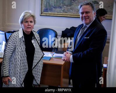 Athènes, Grèce. Feb 26, 2019. Le ministre des Affaires étrangères grec George Katrougalos (R) rencontre avec Jane Holl Lute, l'envoyé spécial des Nations unies pour Chypre, à Athènes, Grèce, le 26 février, 2019. Aucune déclaration n'est faite à la presse. Citant des sources diplomatiques, l'agence de presse nationale grecque AMNA a indiqué que Katrougalos a souligné 'position ferme de la Grèce pour la solution de la question chypriote sur la base des résolutions de l'ONU pour la réunification de l'île, une fin du régime inacceptable de garanties et le retrait des troupes d'occupation turques.' Credit : Marios Lolos/Xinhua/Alamy Live News Banque D'Images