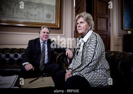 Athènes, Grèce. Feb 26, 2019. Le ministre des Affaires étrangères grec George Katrougalos (L) rencontre avec Jane Holl Lute, l'envoyé spécial des Nations unies pour Chypre, à Athènes, Grèce, le 26 février, 2019. Aucune déclaration n'est faite à la presse. Citant des sources diplomatiques, l'agence de presse nationale grecque AMNA a indiqué que Katrougalos a souligné 'position ferme de la Grèce pour la solution de la question chypriote sur la base des résolutions de l'ONU pour la réunification de l'île, une fin du régime inacceptable de garanties et le retrait des troupes d'occupation turques.' Credit : Marios Lolos/Xinhua/Alamy Live News Banque D'Images