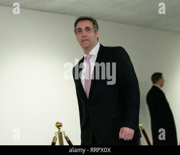 Washington DC, USA. 26 févr. 2019. L'ancien procureur Trump Michael Cohen arrive pour sa comparution devant le Comité du renseignement du Sénat sur la colline du Capitole à Washington, DC, le 26 février 2019. Crédit : Chris Kleponis CNP/MediaPunch MediaPunch /Crédit : Inc/Alamy Live News Banque D'Images