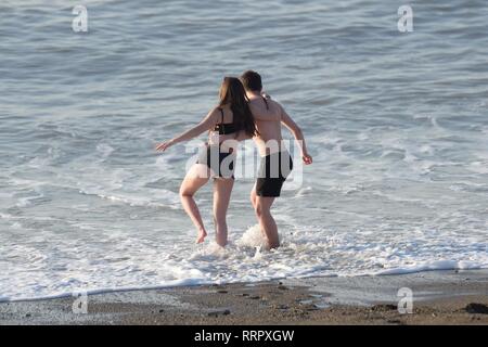 Pays de Galles Aberystwyth UK, mardi 26 février 2019. Météo France : les gens sur la plage et la promenade à Aberystwyth tirer le maximum de la sensationelle chaude et ensoleillée 'winter' météo . La température d'hiver record britannique a de nouveau été rompu aujourd'hui, à Porthmadog, également sur la côte de la Baie de Cardigan, l'enregistrement d'une incroyable 20.8ºC cet après-midi. Crédit photo : Keith morris/Alamy Live News Banque D'Images