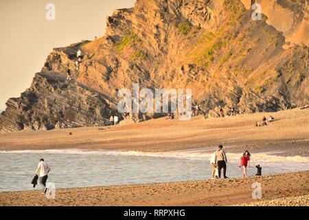 Pays de Galles Aberystwyth UK, mardi 26 février 2019. Météo France : les gens sur la plage et la promenade à Aberystwyth tirer le maximum de la sensationelle chaude et ensoleillée 'winter' météo . La température d'hiver record britannique a de nouveau été rompu aujourd'hui, à Porthmadog, également sur la côte de la Baie de Cardigan, l'enregistrement d'une incroyable 20.8ºC cet après-midi. Crédit photo : Keith morris/Alamy Live News Banque D'Images