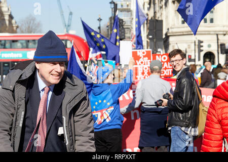 Londres, Royaume-Uni. Feb 26, 2019. Parti conservateur britannique et homme politique partisan Laisser Boris Johnson passe militants Brexit sur son chemin au Parlement. Crédit : Kevin J. Frost/Alamy Live News Banque D'Images