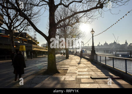 Southbank, Londres, Royaume-Uni. 26 février 2019. Soleil d'hiver faible et chaud à Londres. Crédit : Matthieu Chattle/Alamy Live News Banque D'Images