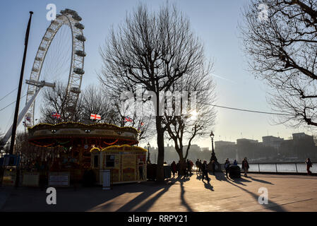 Southbank, Londres, Royaume-Uni. 26 février 2019. Soleil d'hiver faible et chaud à Londres. Crédit : Matthieu Chattle/Alamy Live News Banque D'Images