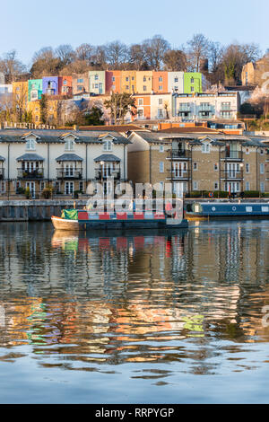 Bristol, Royaume-Uni. 26 février 2019, Bristol. Maisons colorées et Bristol Marina sont baignés dans un soleil comme un deuxième jour de l'enregistrement des températures élevées a été enregistré à travers le Royaume-Uni. Il a été exceptionnellement doux qui a encouragé les gens à déshabiller à t-shirts et shorts d'explorer les conditions comme si c'était le début de l'été. Credit : Wayne Farrell/Alamy Live News Banque D'Images