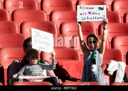 Deux fans de football peu tenir des pancartes : "Pouvons-nous faire ? Oui nous le pouvons !', Fan, fans, spectateurs, supporters, sympathisants, les filles, les filles, le football 1. Bundesliga, 23. Journée, Hanovre 96 (H) - l'Eintracht Francfort (F) 0 : 3, le 24.02.2019 à Hanovre (Allemagne). ¬ | conditions dans le monde entier Banque D'Images