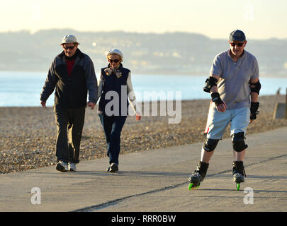 Ingelmunster, East Sussex, UK. Feb 26, 2019. Les personnes bénéficiant de la chaleur du soleil dans la région de Seaford, East Sussex, sur la journée d'hiver le plus chaud jamais enregistré. Crédit : Peter Cripps/Alamy Live News Banque D'Images