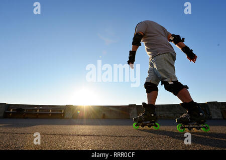 Ingelmunster, East Sussex, UK. Feb 26, 2019. Les personnes bénéficiant de la chaleur du soleil dans la région de Seaford, East Sussex, sur la journée d'hiver le plus chaud jamais enregistré. Crédit : Peter Cripps/Alamy Live News Banque D'Images