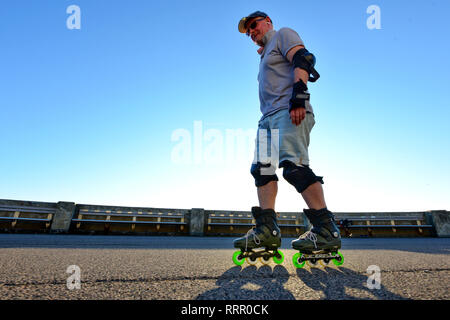 Ingelmunster, East Sussex, UK. Feb 26, 2019. Les personnes bénéficiant de la chaleur du soleil dans la région de Seaford, East Sussex, sur la journée d'hiver le plus chaud jamais enregistré. Crédit : Peter Cripps/Alamy Live News Banque D'Images