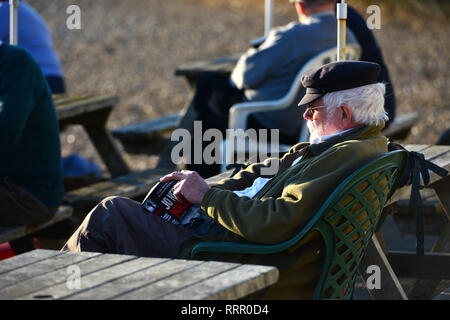 Ingelmunster, East Sussex, UK. Feb 26, 2019. Les personnes bénéficiant de la chaleur du soleil dans la région de Seaford, East Sussex, sur la journée d'hiver le plus chaud jamais enregistré. Crédit : Peter Cripps/Alamy Live News Banque D'Images