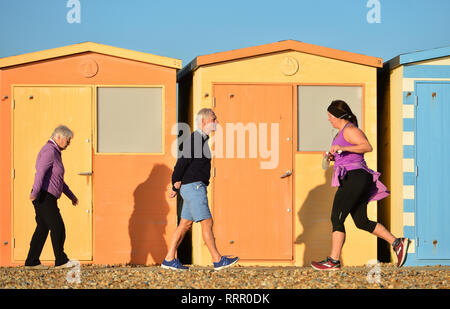 Ingelmunster, East Sussex, UK. Feb 26, 2019. Les personnes bénéficiant de la chaleur du soleil dans la région de Seaford, East Sussex, sur la journée d'hiver le plus chaud jamais enregistré. Crédit : Peter Cripps/Alamy Live News Banque D'Images